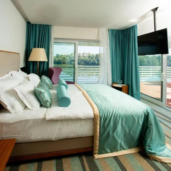 Hotel Navis โรงแรมในOrašje