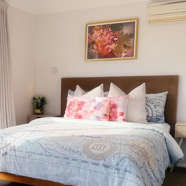 Cozy & Sunny Room-Near City, Short Drive to City Center & Coast, hotel in Christchurch