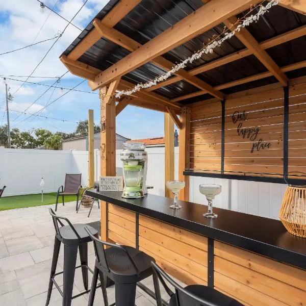 Luxury Vacation Home in Madeira Beach Family and Pet Friendly, hotel i Seminole