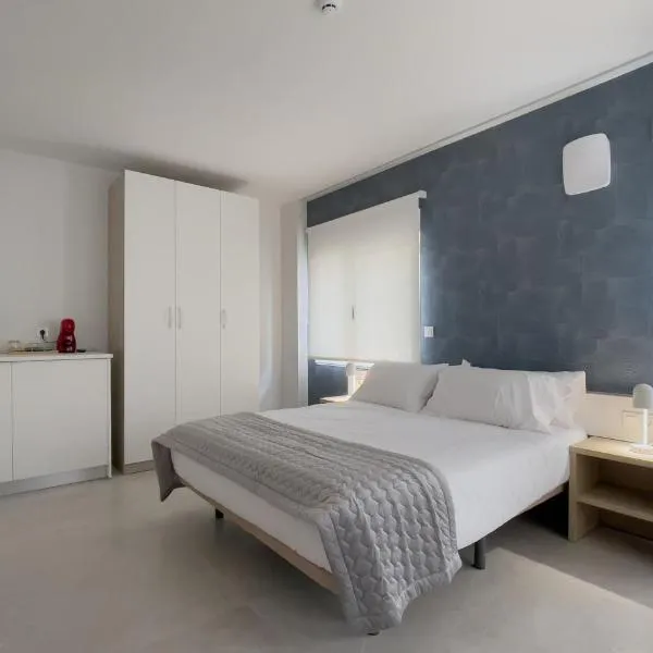 6 de Mayo alojamientos, hotel di Almansa