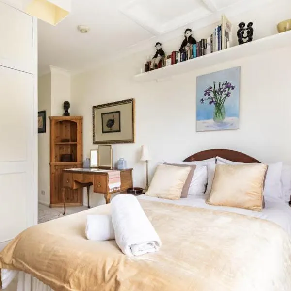 Double bedroom in homely, 5 bedroom family house by the river in Fulham – hotel w Londynie