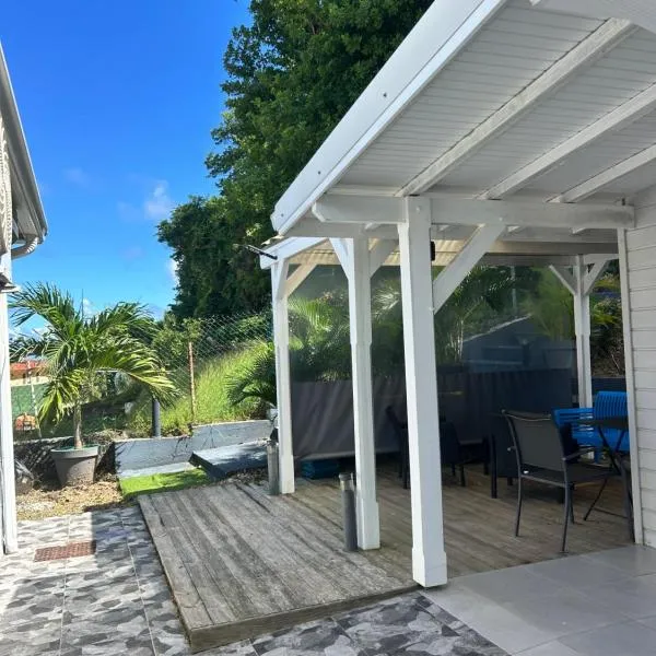 Maisonnette 30m2 vue mer Robert sur la pointe savane LM, hotel a Le Robert