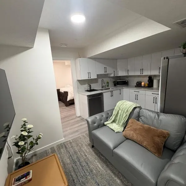 Edmonton में, होटल Brand New 1 Bedroom Basement Suite in Southwest