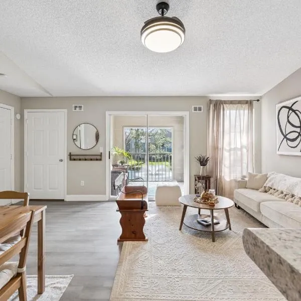 Quiet Gated Condo Near Universal with Pool and View, Hotel in Orlando