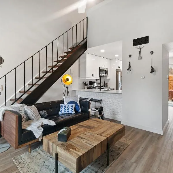 Contemporary Couples Getaway Near Austin Favorites - Loft 21, hotel Austinban