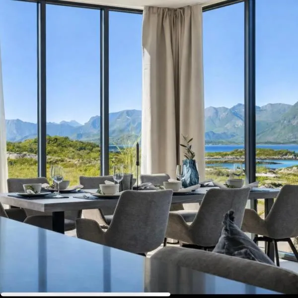 Luxury Cabin in beautiful Lofoten with Jacuzzi and sauna: Kleppstad şehrinde bir otel