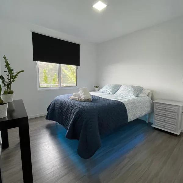 Charming hill view retreat، فندق في فونشال