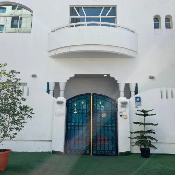 Lunar Beach Hostel, hotel em Abu Dhabi