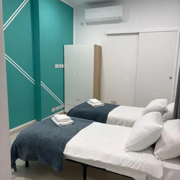 Maltese Terrace house with a modern touch - close to airport 4 km, хотел в Tarxien