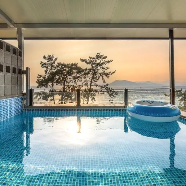 Yeosu Fisterra Spa Poolvilla, отель в городе Yeosu