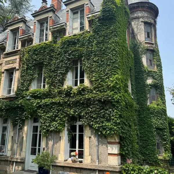 Chambres d'Hôtes du Chateau de Monteux, хотел в La Fouillouse