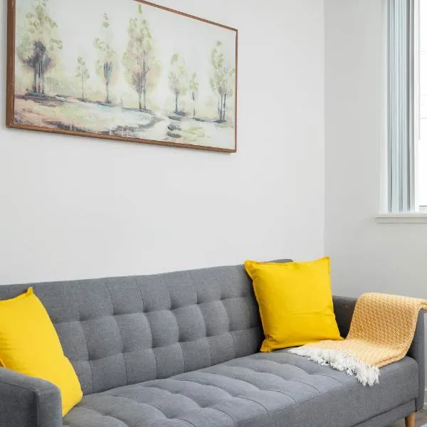 Modern 2 Bed Condo in the Junction+Parking, hotel en Toronto