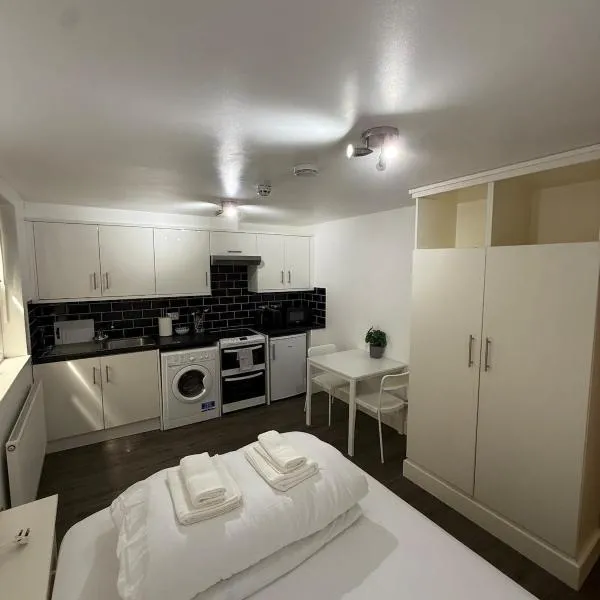 Studio Flat by Belsize Park, hotel i London