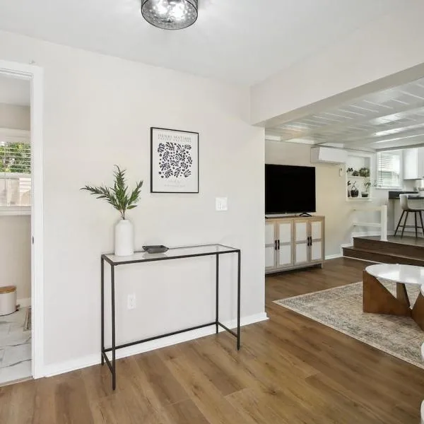 Pet-Friendly Private Cottage In Tahoe Park، فندق في سكرامنتو