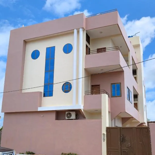Porto-Novo Charme Townhouse - With Hot water - Avec Eau Chaud, hotel i Porto-Novo