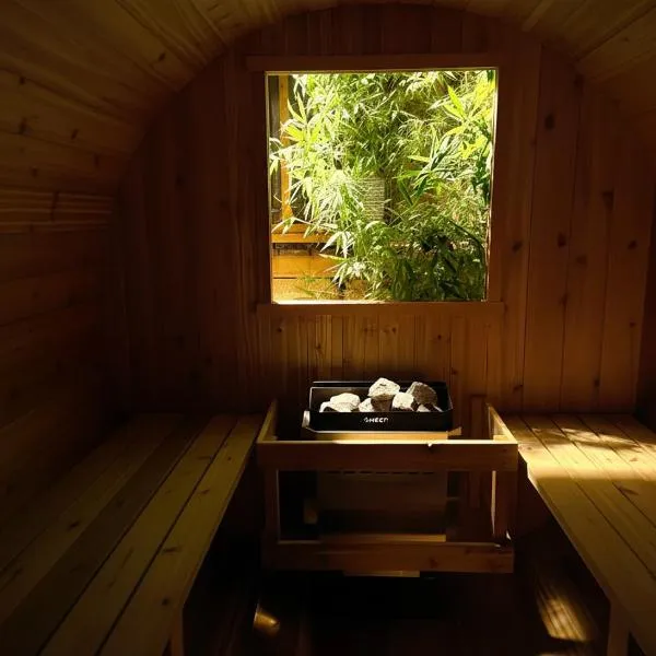 Cowichan Valley Retreat with Sauna & Free EV Charger、ダンカンのホテル