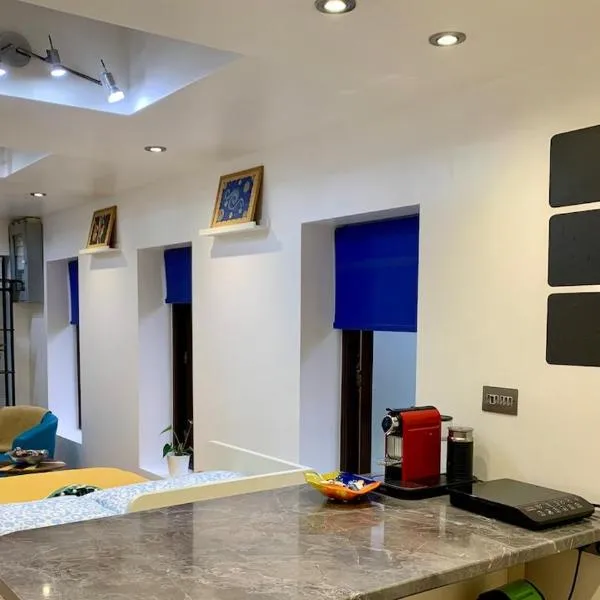 Modern studio in Ealing Broadway, hotel v destinácii Ealing