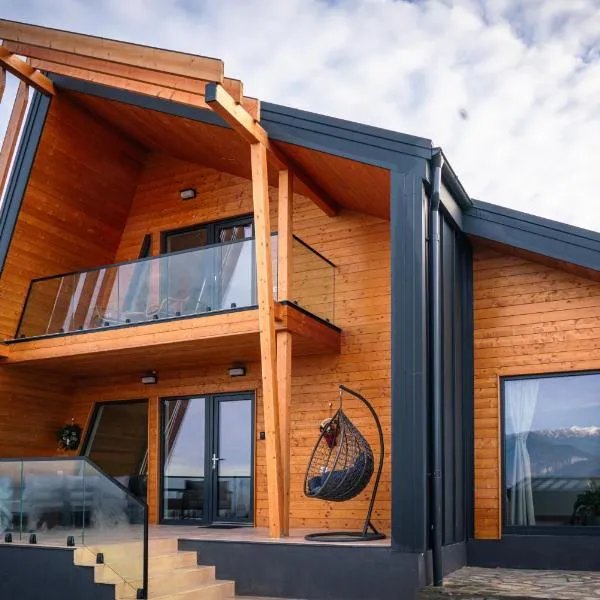 Royal Hill Bran-A-Frame and Bungalows whit Hot Tub and Sauna, hotell i Sohodol