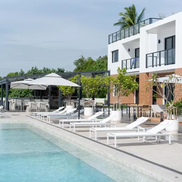The Village Chumphon Hotel, hotel en Pathiu