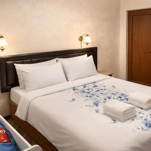 Airport Family House 5 min from Baku Airport Taxi Service 5 USD, hotel em Baku