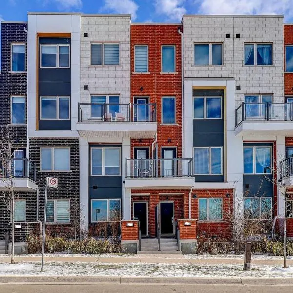 Downsview Park Luxury Townhome near Yorkdale Transit, hotel u gradu Toronto