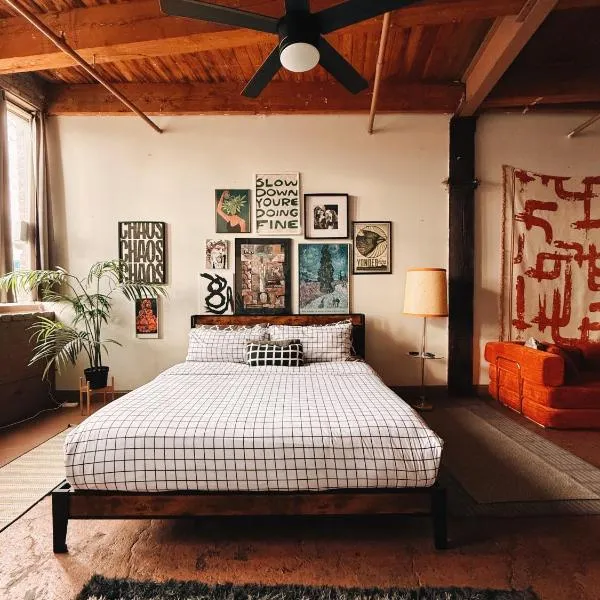 420 Friendly BOHO Loft Downtown KING suite FREE parking, hotel a Detroit
