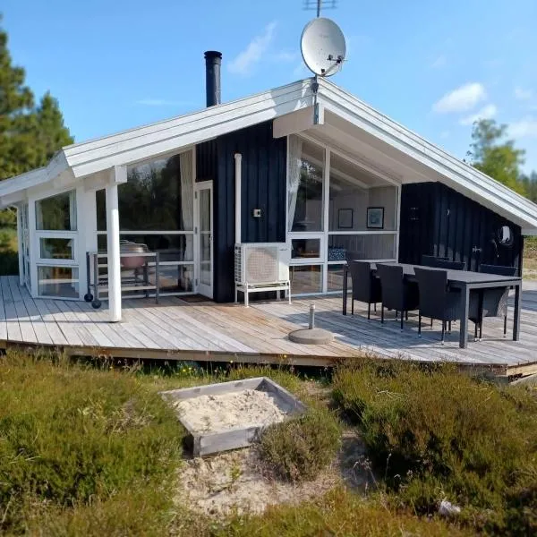 Beautiful cottage on a large natural plot, hotelli kohteessa Ålbæk