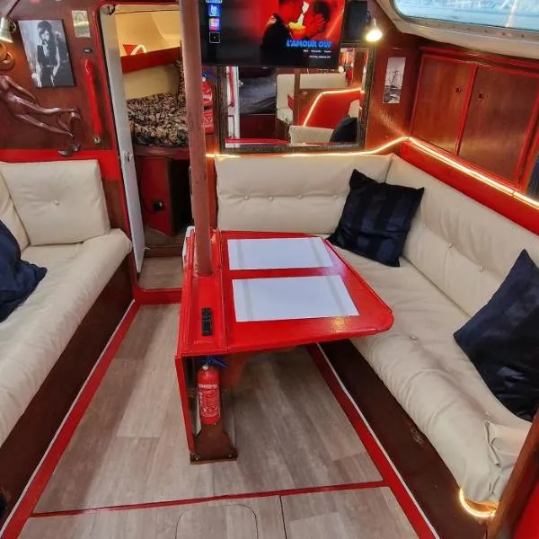 Voilier de tout confort，位于瑟堡的酒店