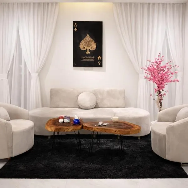 Luxury Studio Apt in Gulberg with City Views, hotel em Lahore