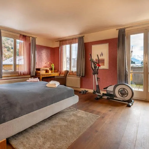 Lake and Mountain View Villa with Whirlpool and Free Parking in Huenibach, מלון בתון