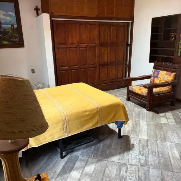 House 3 blocks from downtown, hotel en Tepoztlán