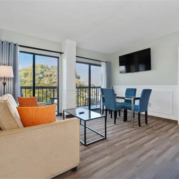 Tranquil Garden View 2 Bed 2 Bath Balcony Condo 7 Min to Universal, hotel en Orlando