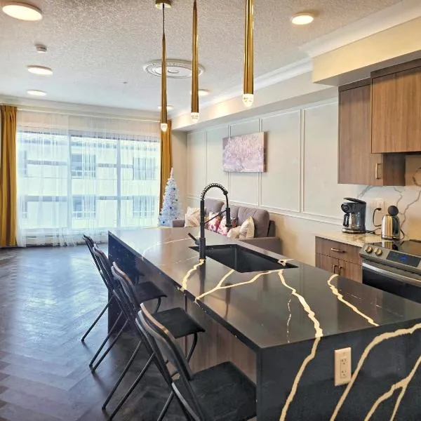 Family Stylish 1BR and Den Condo -Apartment with City View, Downtown, Balcony, Free Parking, In-Suite Laundry!: Calgary şehrinde bir otel