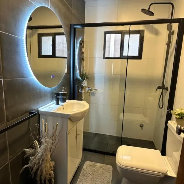 Casa independiente con estufa a leña, hotel em Minas