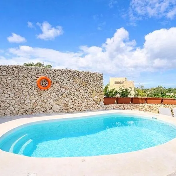 Peaceful Home with Private Pool and Rooftop Jacuzzi, хотел в Ксагра