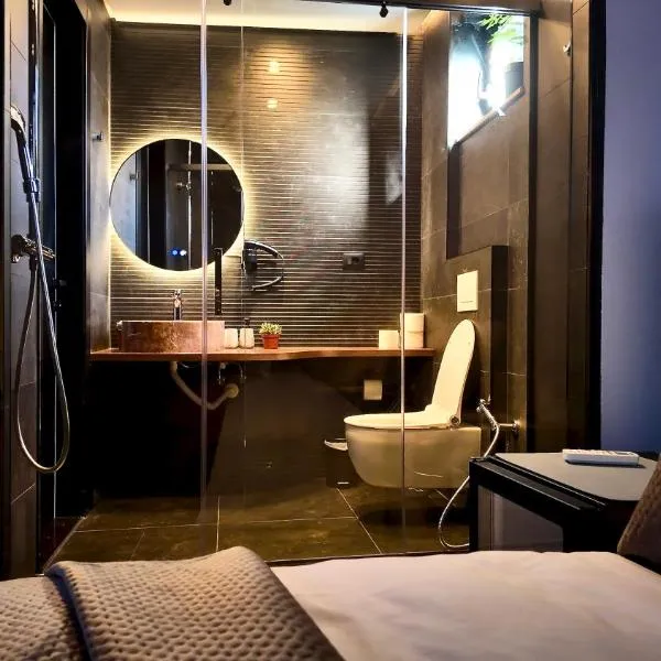 Fivenco Suites - Private Suites w King Bed Modern, Hotel in Tirana
