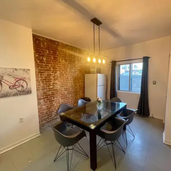 FULL KITCHEN 12min from DTOWN Room B, hotel di Montreal