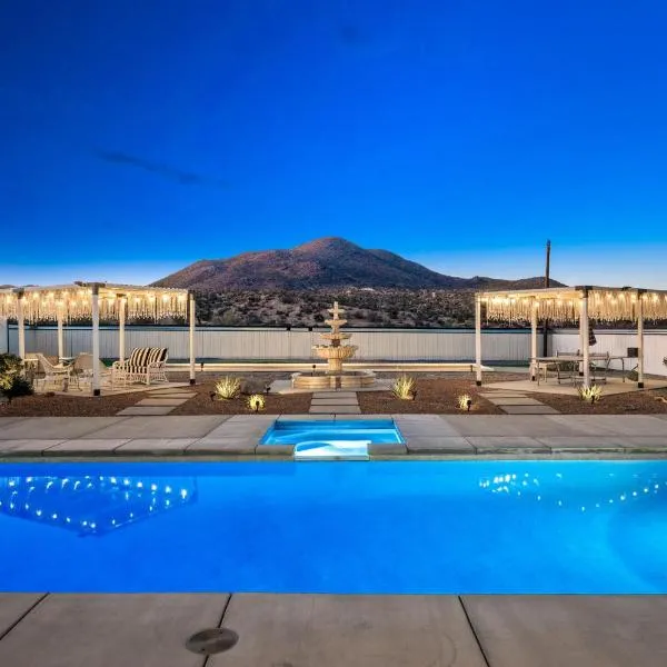HUGE House in Joshua Tree/Yucca Valley with Pool & Hot Tub, хотел в Юка Вали