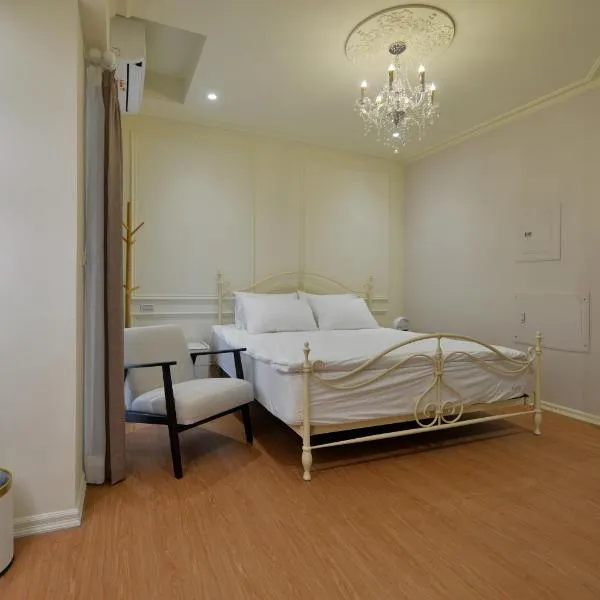 Station B&B, hotel in Tainan