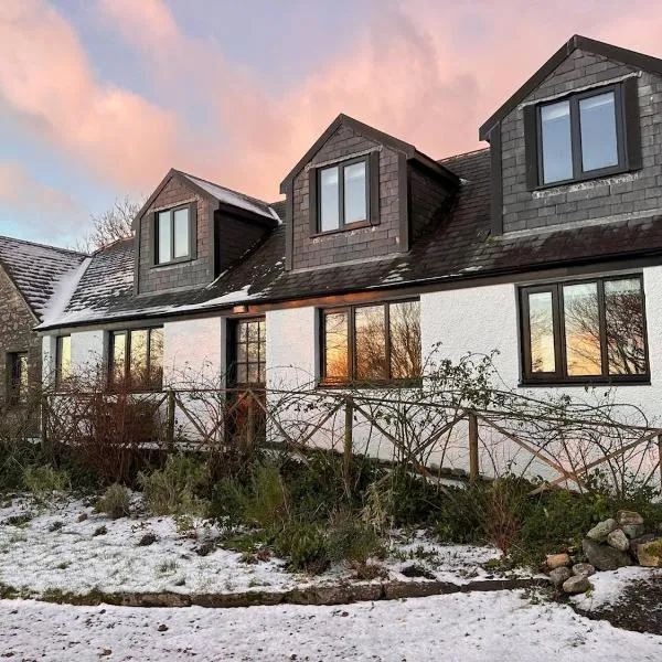 Curlew Cottage - Peaceful Setting Stunning Views, hotel sa Bruichladdich