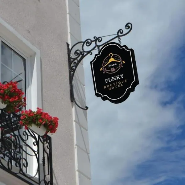 Funky Boutique Hotel & Adventures, hotel u gradu 'Përmet'
