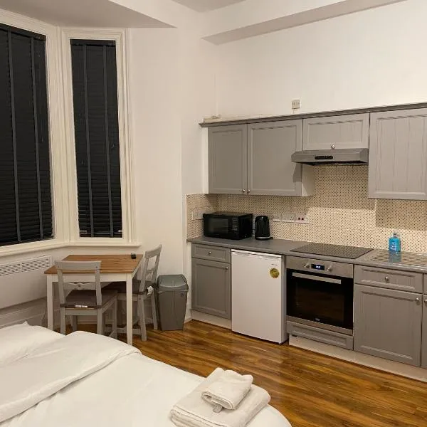 Viesnīca Self Contained Studio Flat Acton Central West London Londonā