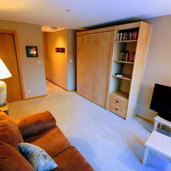 Mountain Adventure Basecamp + Hot Tubs, Hotel in Winter Park
