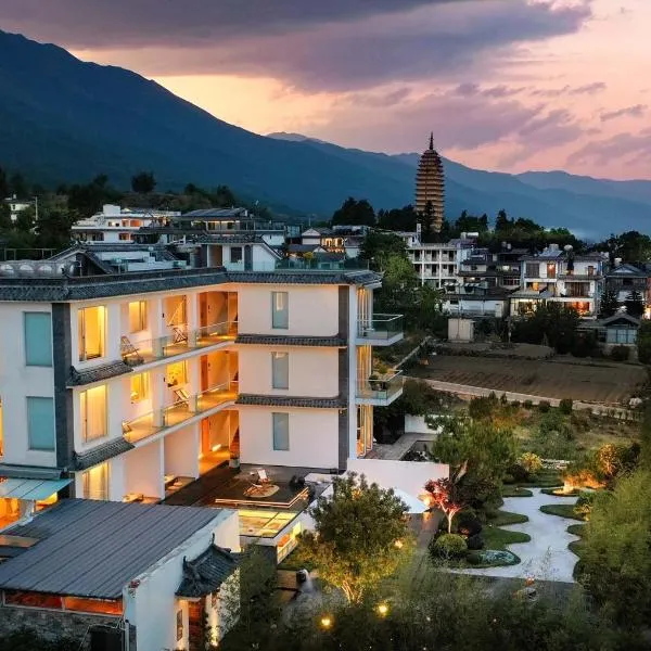 The Windyard Kazan Onsen Hotel-Private Hot Spring Bathtub close to South Gate of Dali Ancient Town - Free Pick-up from Airport & Railway Station for 3 Nights, hotel u gradu Dali Ancient Town