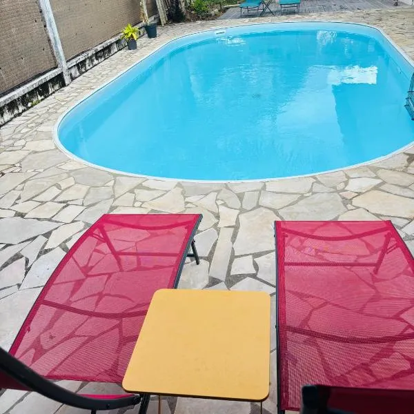 Sermie T4 à kourou avec piscine, hotel en Kourou