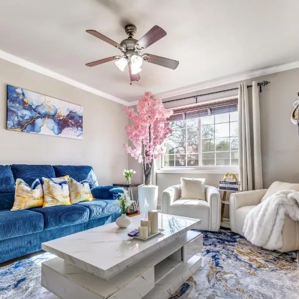 The Homestead Luxury Cozy 2BR Apartment in Nacogdoches Near SFA University and Downtown Pet Friendly Business Ready Extended Stays Welcome with Self Check In High Speed WiFi Full Kitchen In Unit Laundry Private Parking and Quiet Comfort、ナコドチェスのホテル