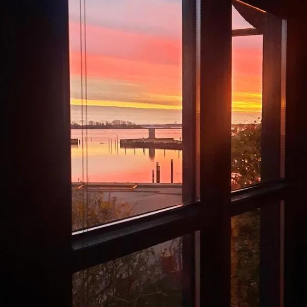 Fehmarn में, होटल Hafenhaus Fehmarn - nah am Wasser gebaut!