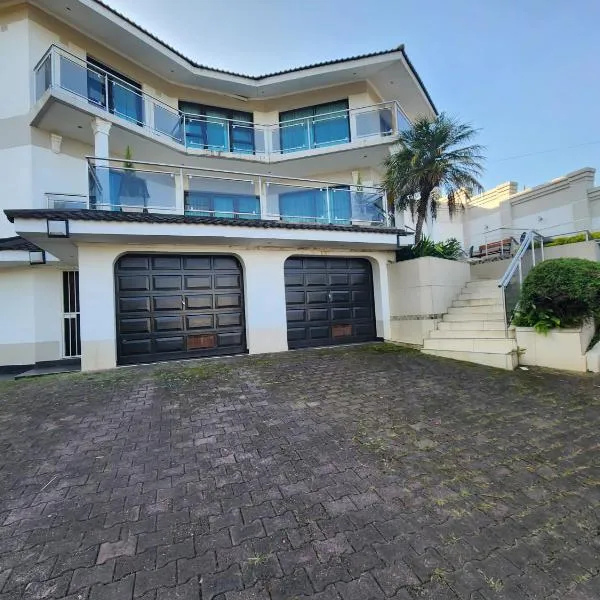 Silver Gates BnB، فندق في مبابان