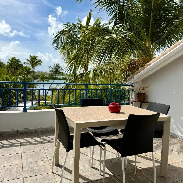 Blue Marine Apartment, Hotel in Baie Nettle