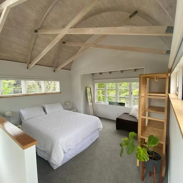 Kauri Coast Bungalow, hotel en Karekare
